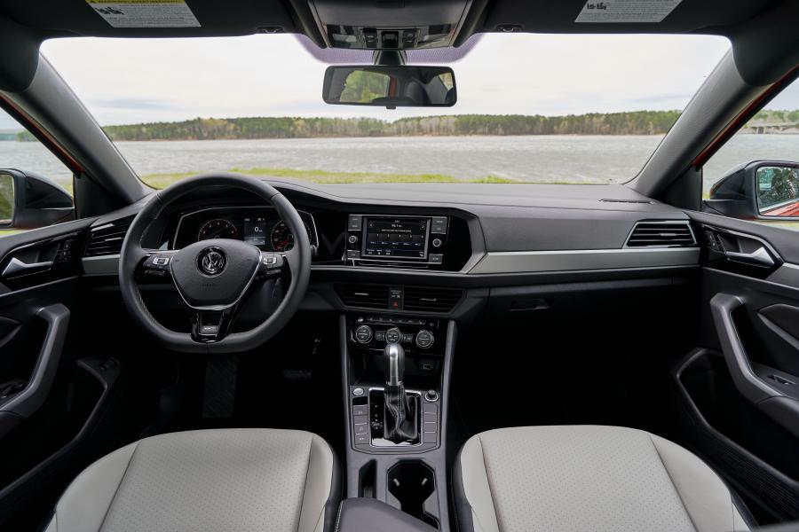 Торпедо Volkswagen Jetta R-Line 2018 года  (NA) (фото 6 из 19)